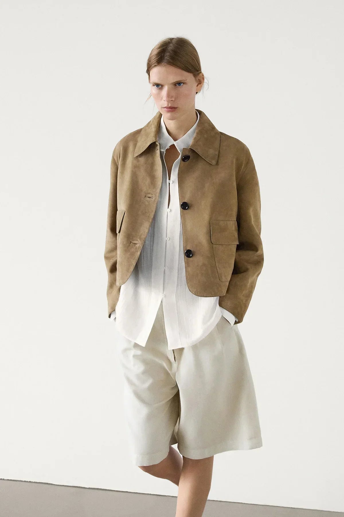 Getailleerd suede damesjasje | Kort jasje met klassieke kraag
