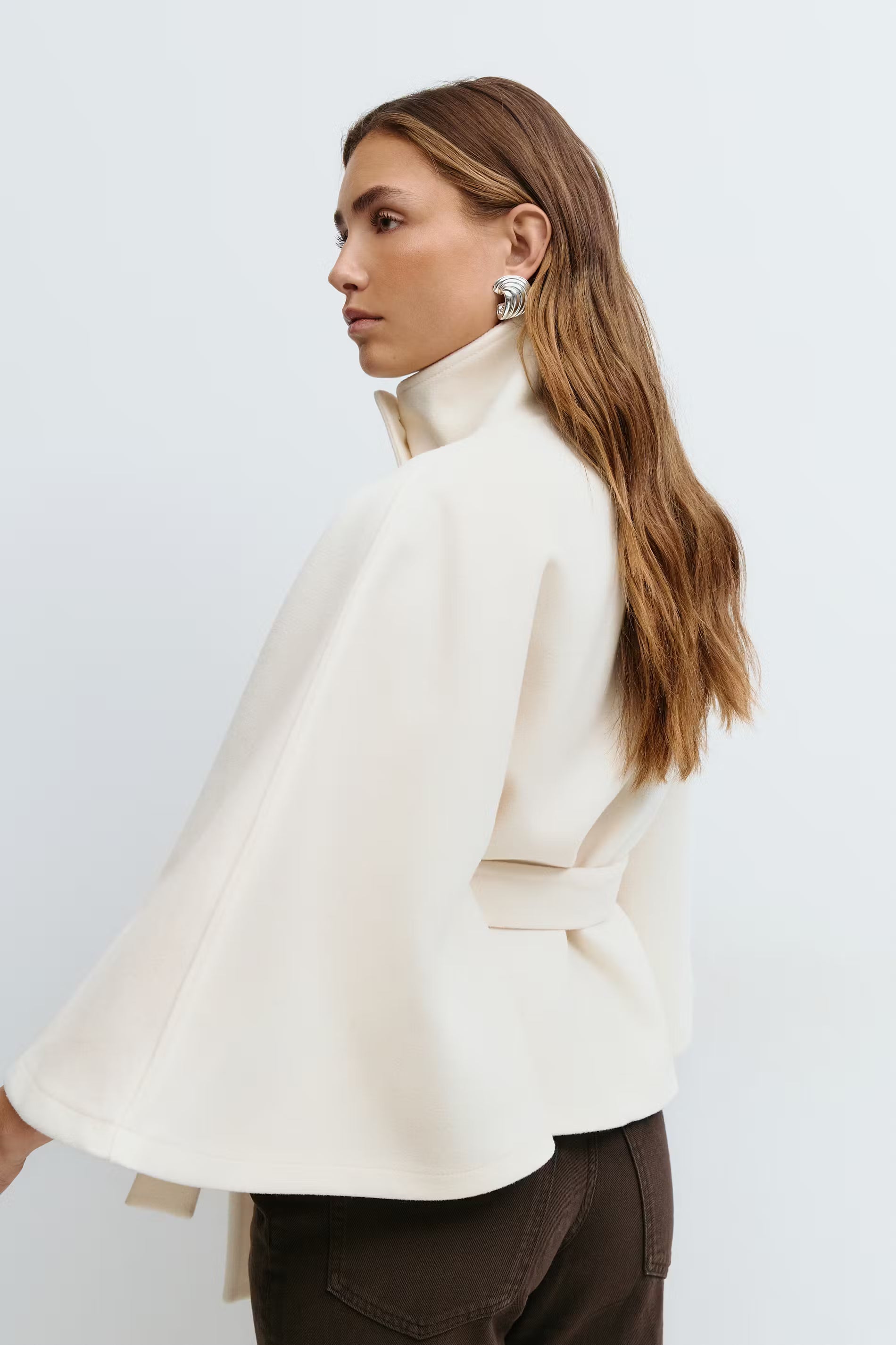 Clara Cape Capejas | Dames jas met cape-mouwen, hoge kraag en ceintuur