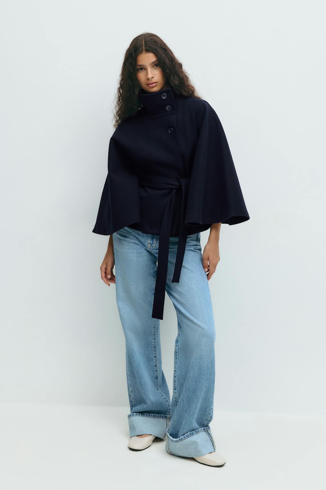Clara Cape Capejas | Dames jas met cape-mouwen, hoge kraag en ceintuur