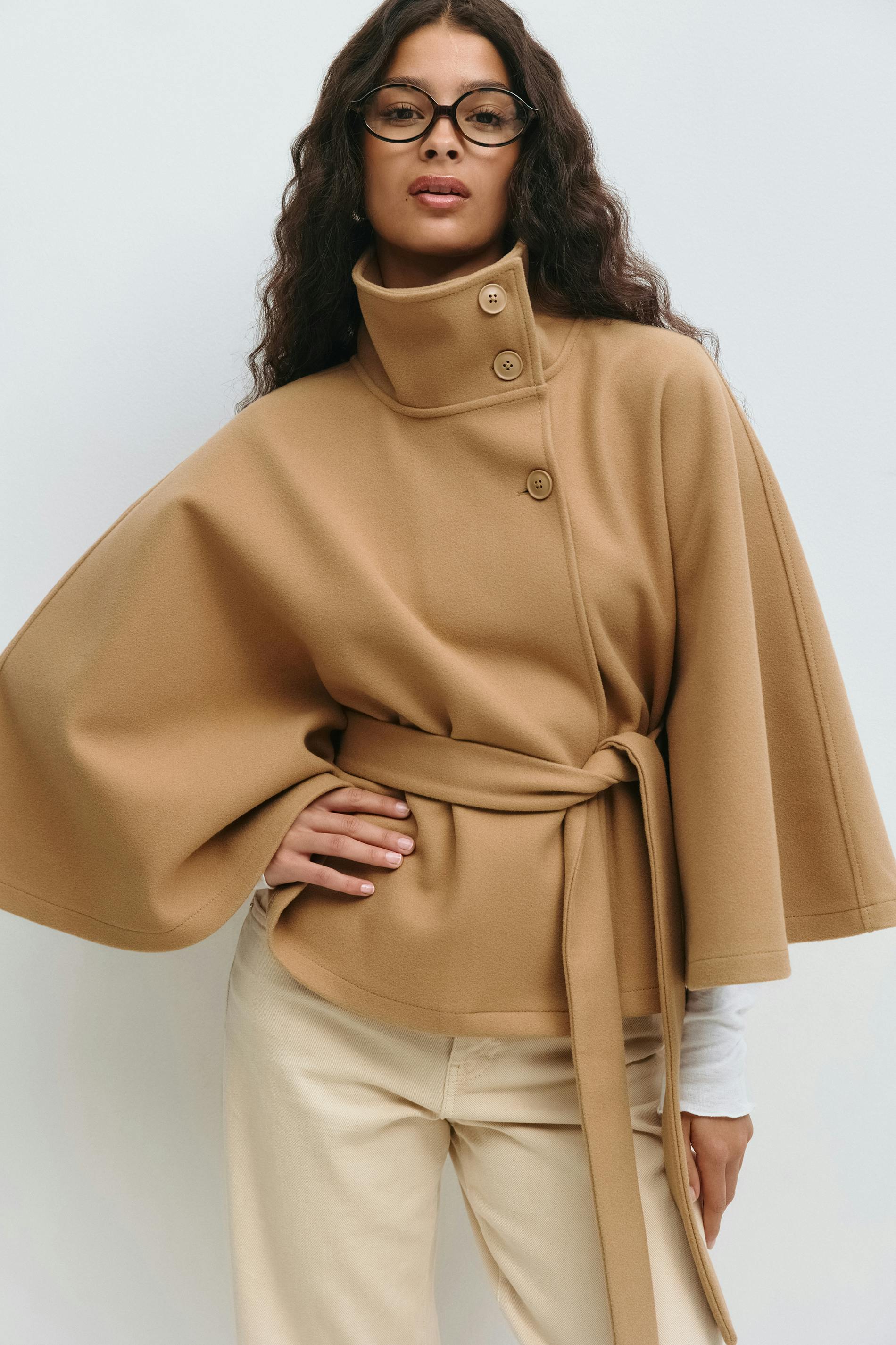 Clara Cape Capejas | Dames jas met cape-mouwen, hoge kraag en ceintuur