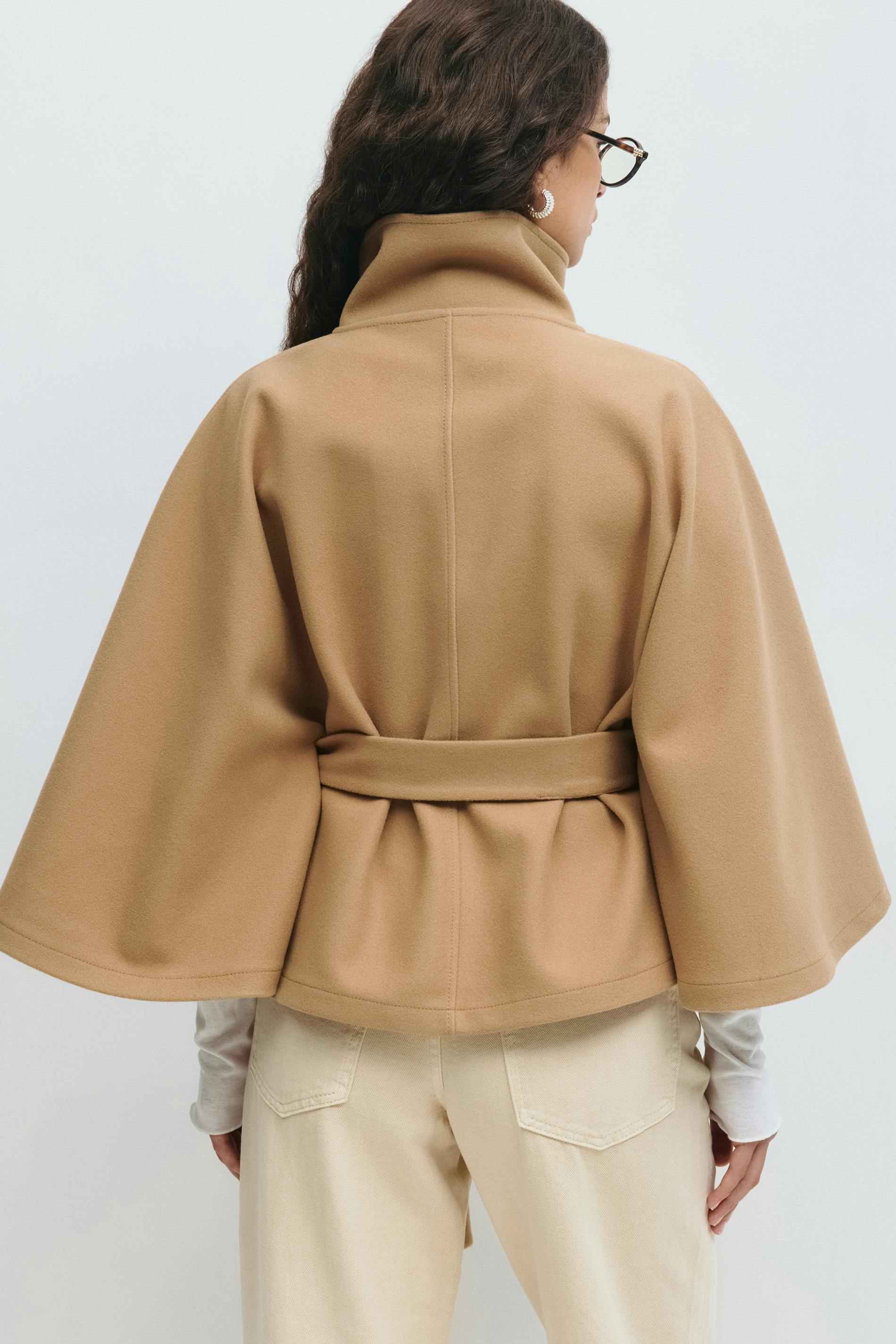 Clara Cape Capejas | Dames jas met cape-mouwen, hoge kraag en ceintuur