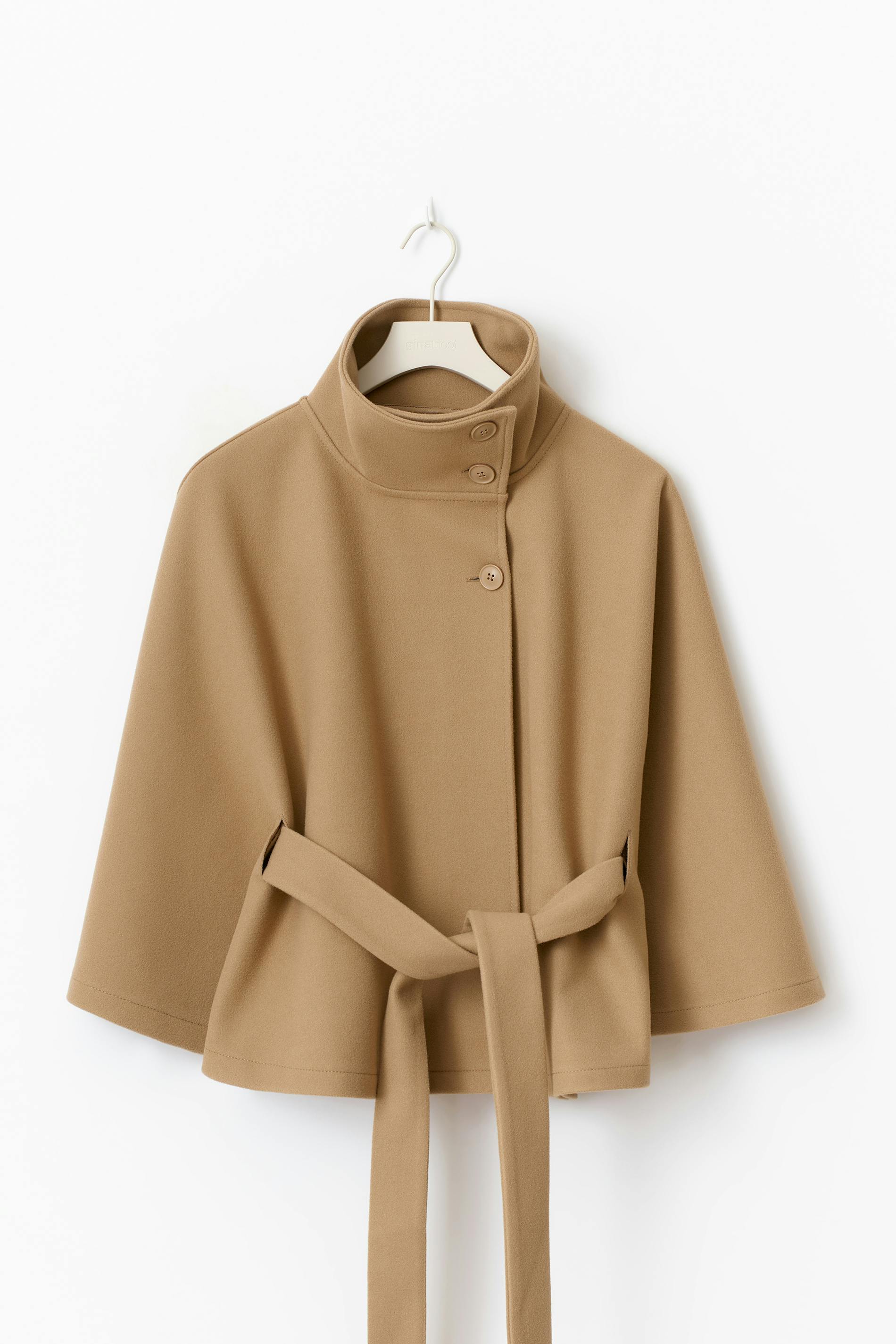 Clara Cape Capejas | Dames jas met cape-mouwen, hoge kraag en ceintuur