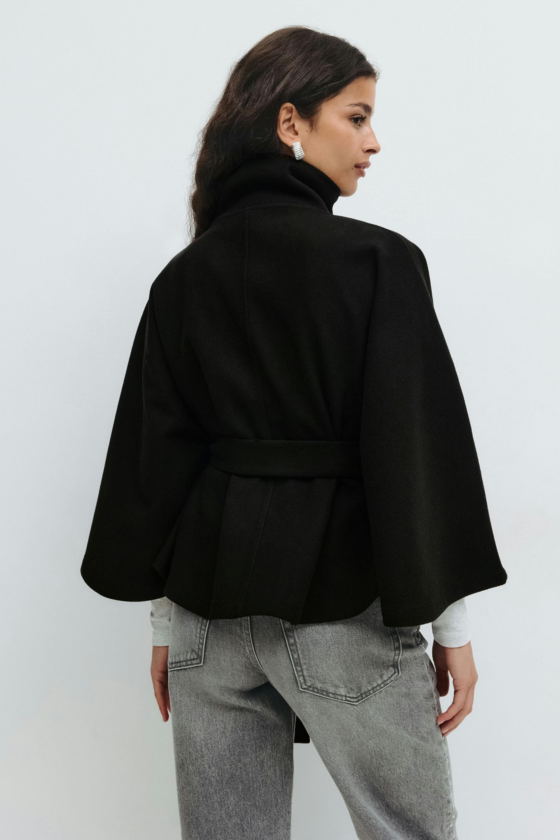 Clara Cape Capejas | Dames jas met cape-mouwen, hoge kraag en ceintuur