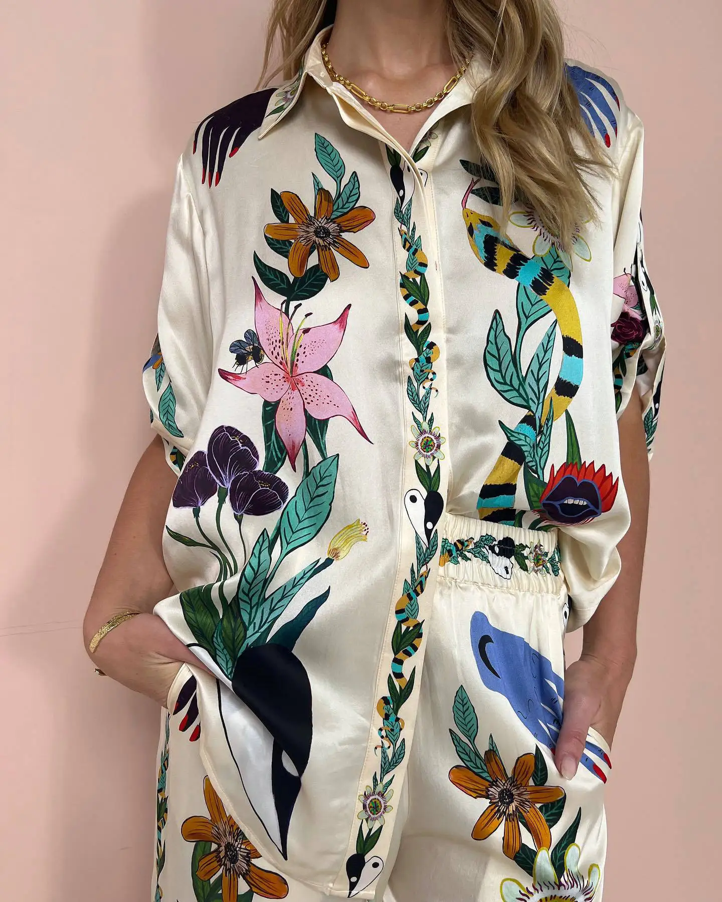 DORIAN - Tweedelige set van satijn met print - korte mouwen en broek met wijde pijpen