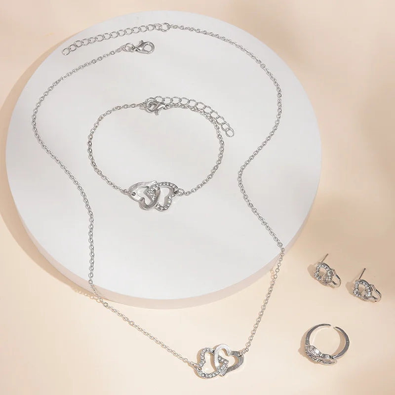 Babette | Gouden dames sieradenset met hartvormige details en strass – elegante en verfijnde uitstraling