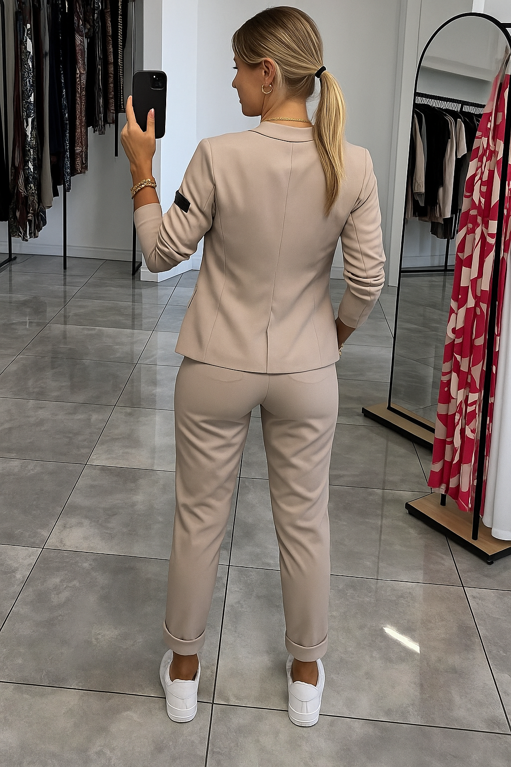 Dames Tweedelige Set – Beige Blazer en Broek met Comfortabele Pasvorm