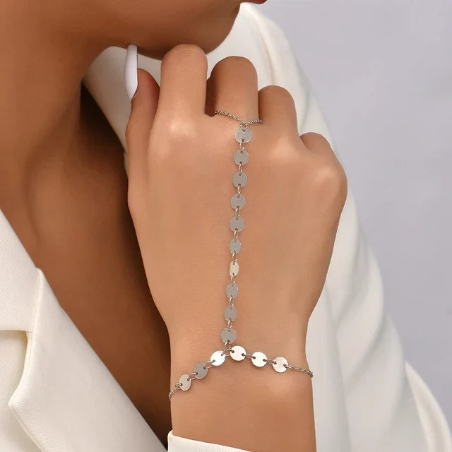 Annemarie | Gouden dames hand chain armband – verfijnd ontwerp met handring voor een luxe uitstraling