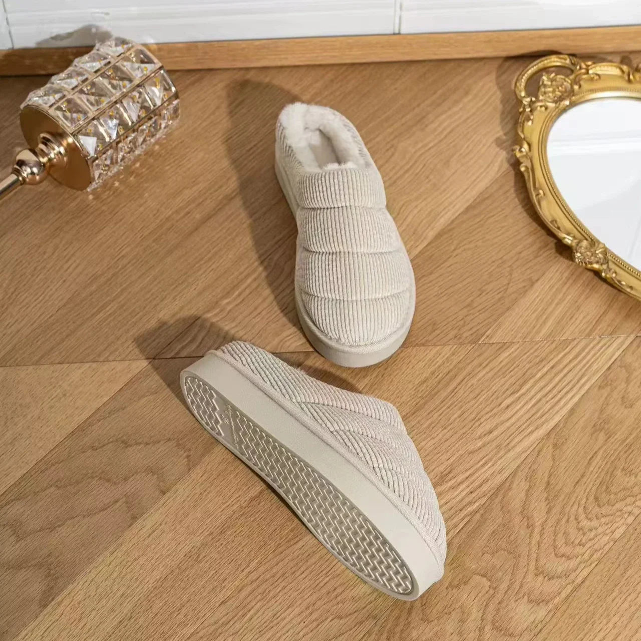 Dames Comfortabele Indoor Slippers – Zacht Fluweel, Effen Beige, Perfect voor Thuisgebruik