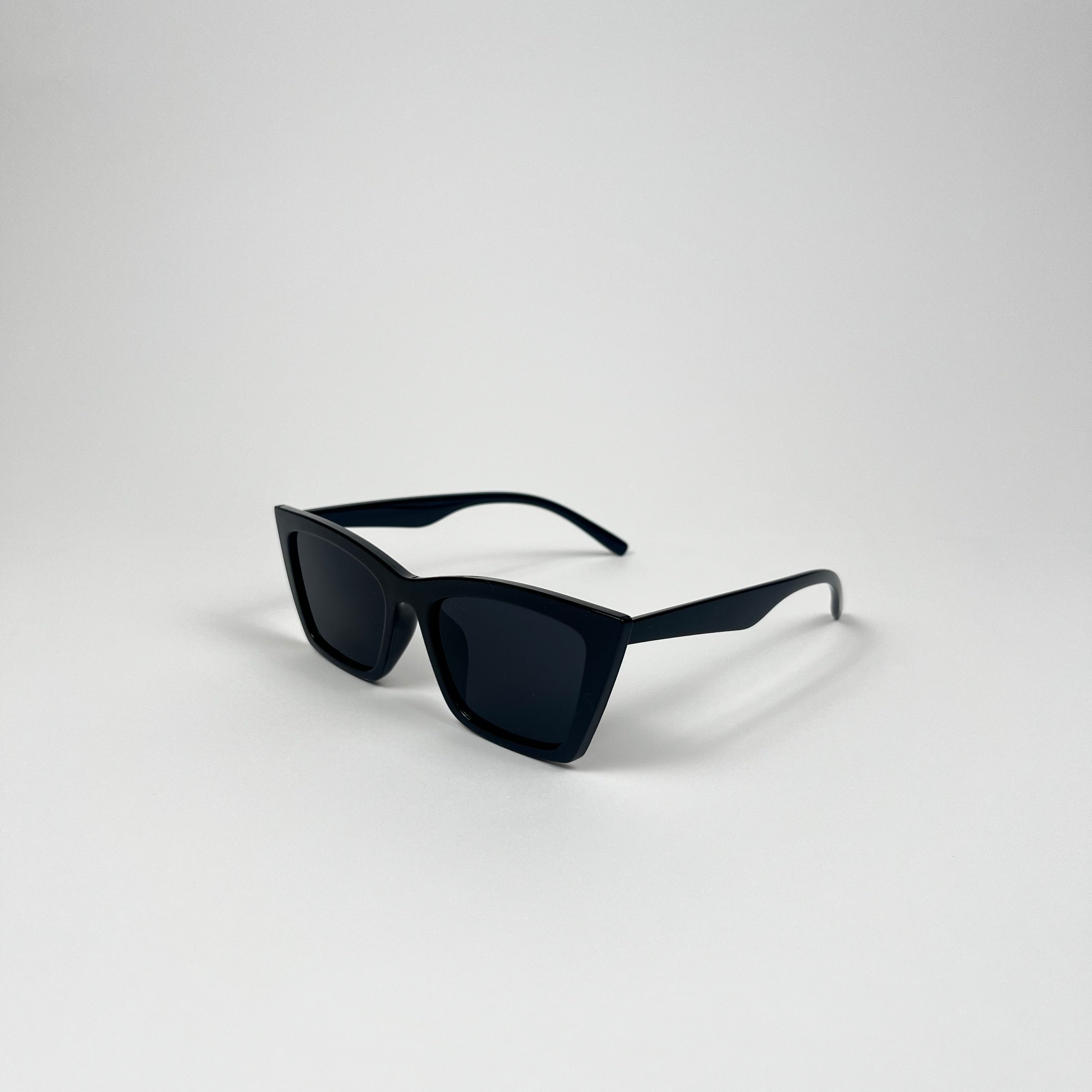 Noire | Zonnebril voor dames met cat-eye design en diepzwarte, gedurfde afwerking