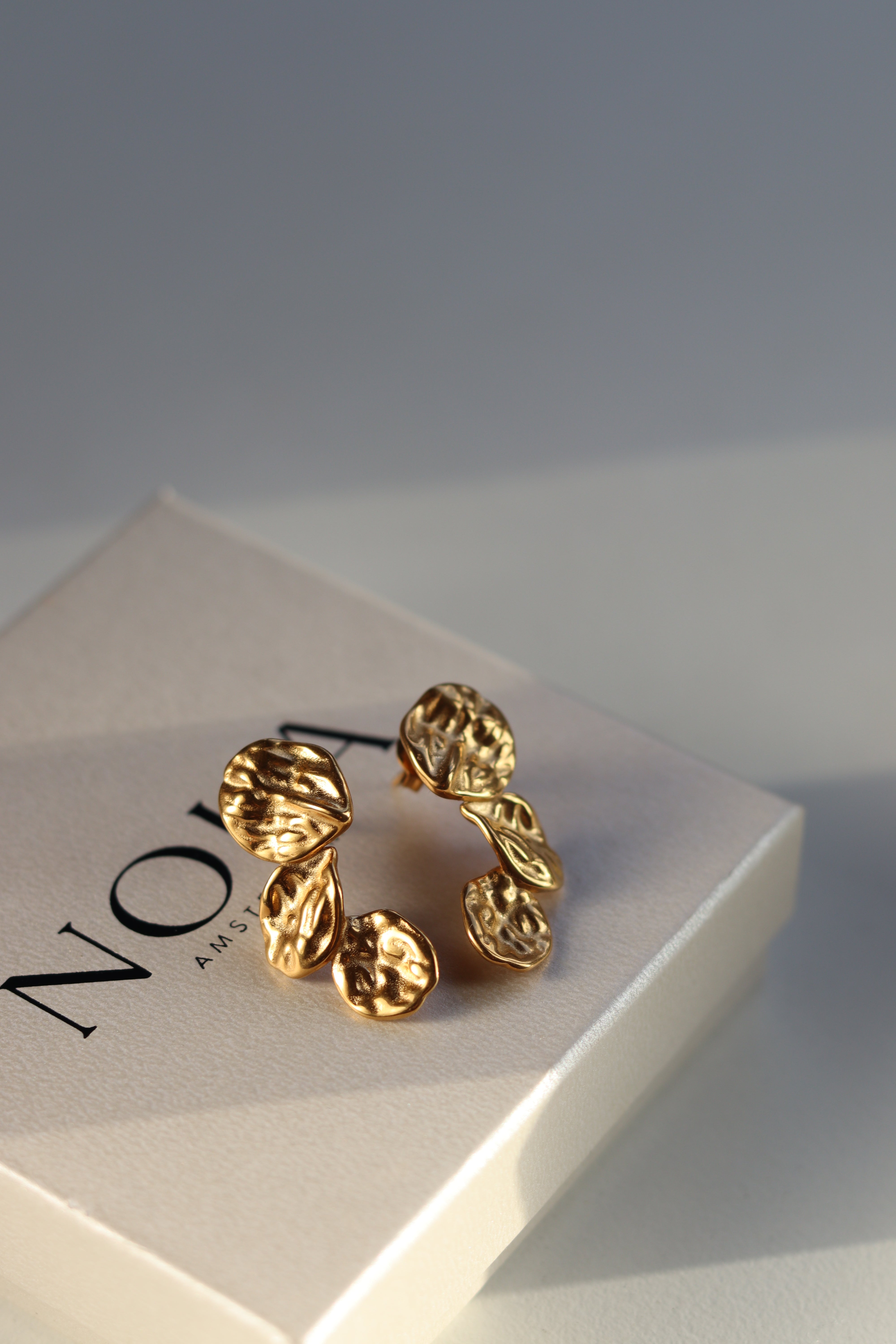 DILA - Gouden oorbellen voor dames met sculpturale vorm en elegante statement-look