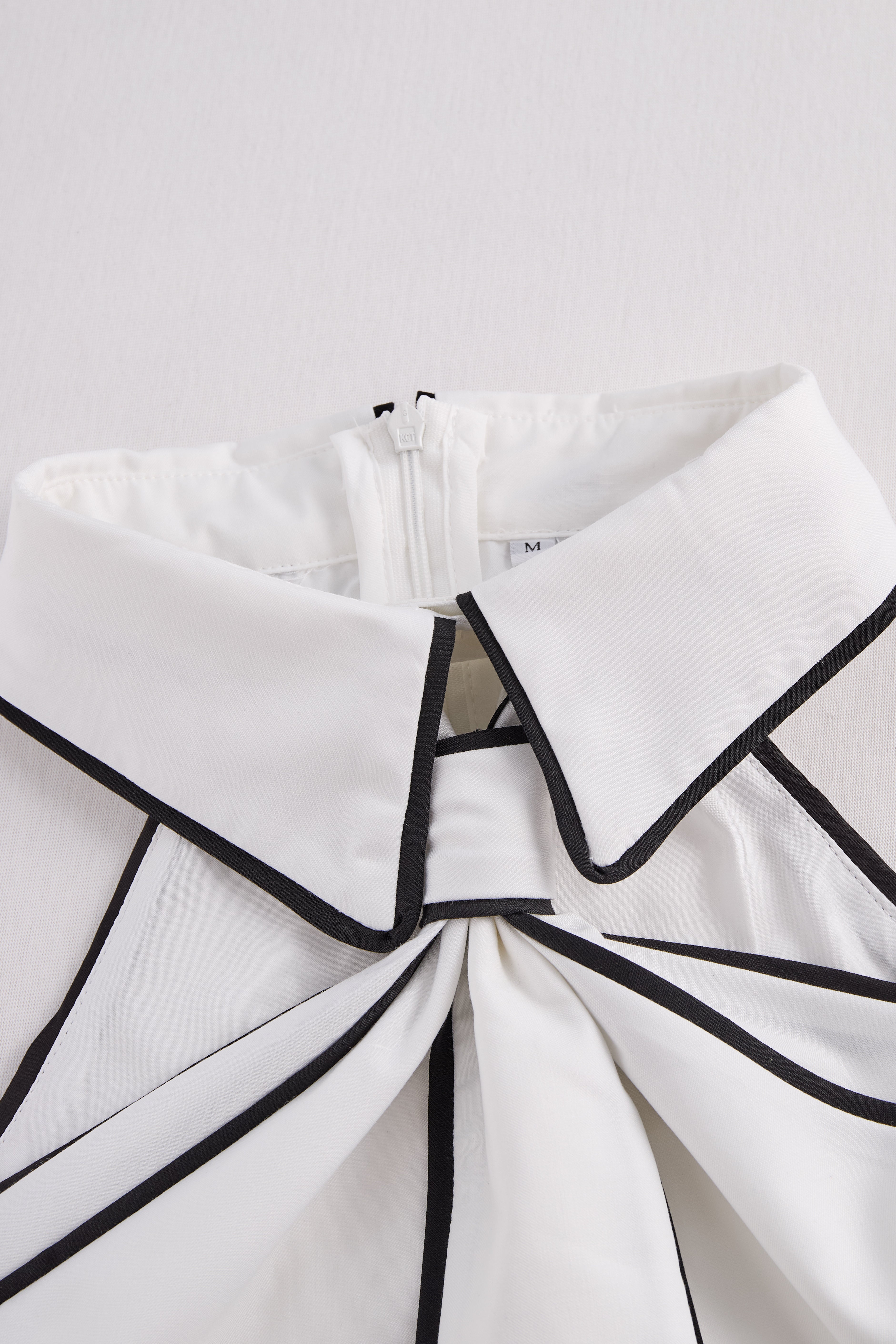 Dames Getailleerde Top – Met Kraag en Strikdetail, Geschikt voor Lente en Zomer