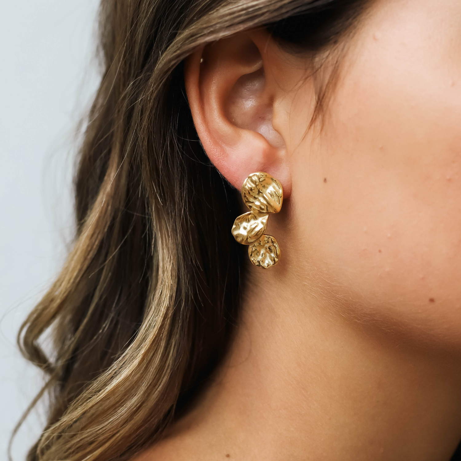 DILA - Gouden oorbellen voor dames met sculpturale vorm en elegante statement-look
