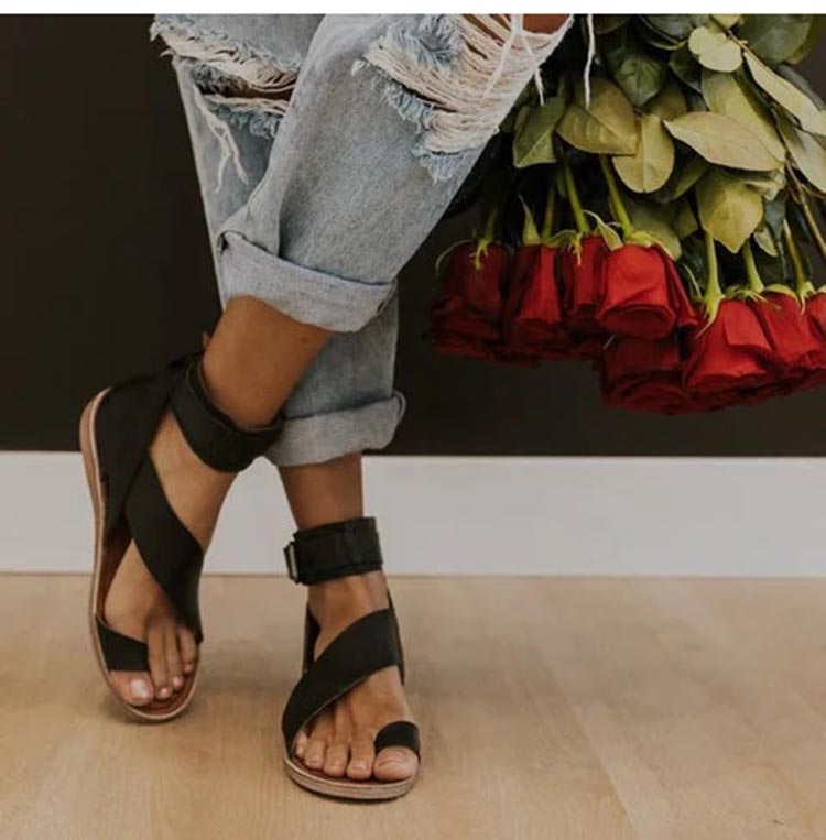 MM | sandalen met kruisbandje en teenring