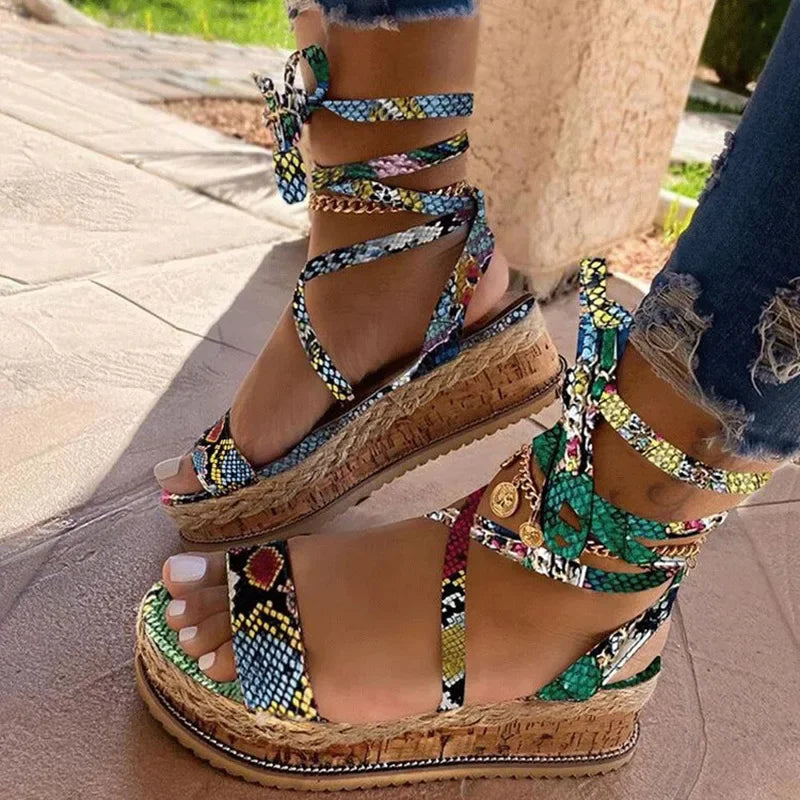 Adriaantje | Dames Platform Sandalen met Gevlochten Zool en Enkelveter – Comfort en Kleur voor de Zomer