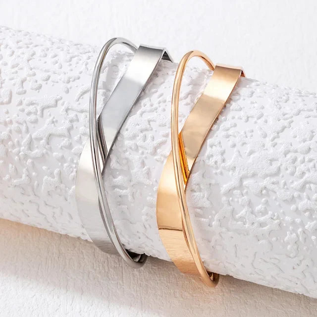 Brenda | Minimalistische dames armband – elegante, subtiele kruisvorm met goudkleurige afwerking