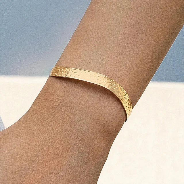 Brenda | Minimalistische dames armband – elegante, subtiele kruisvorm met goudkleurige afwerking