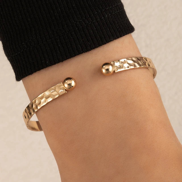 Brenda | Minimalistische dames armband – elegante, subtiele kruisvorm met goudkleurige afwerking