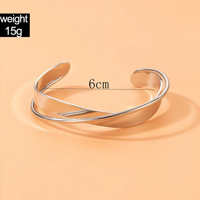 Brenda | Minimalistische dames armband – elegante, subtiele kruisvorm met goudkleurige afwerking