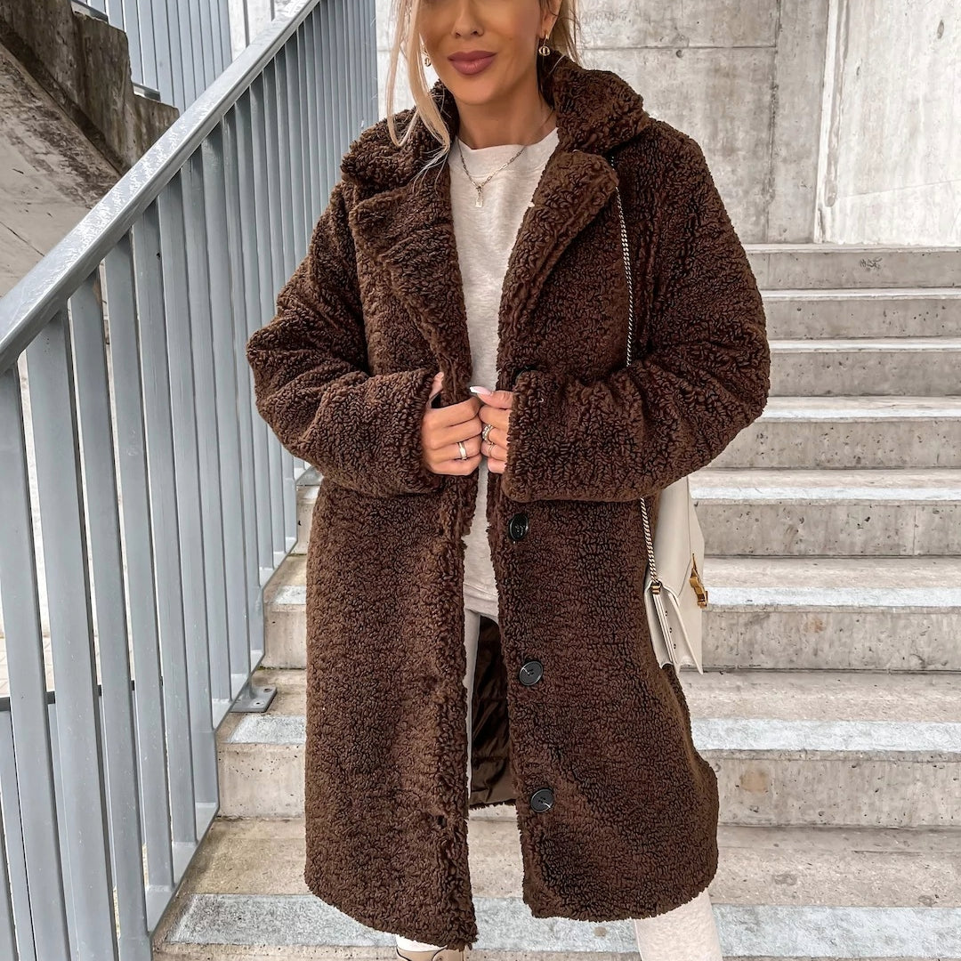 Płaszcz teddy damski długi oversize - zapięcie na guziki – widok produktu 4 | Ionotix