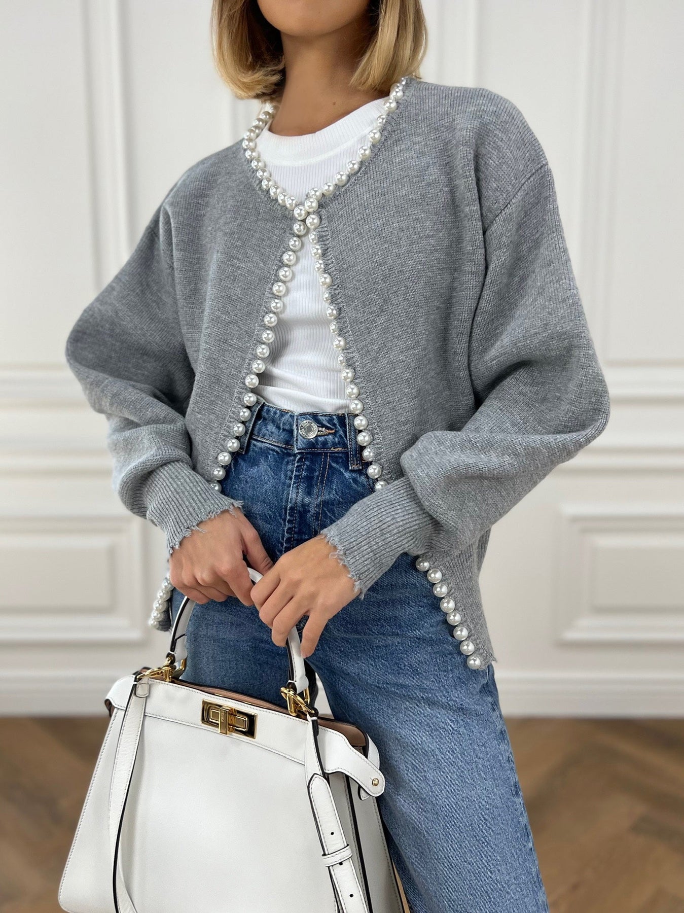 Jasmine Vest | Dames gebreid vest met parelrand en gescheurde zoom