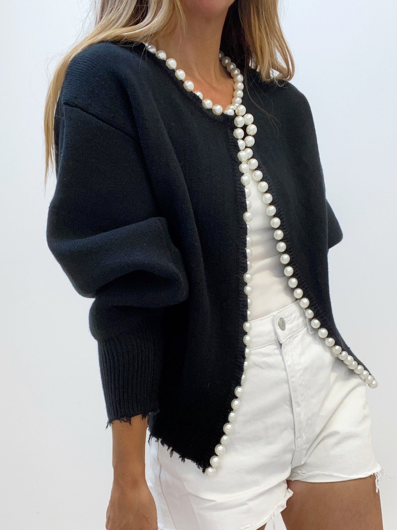 Jasmine Vest | Dames gebreid vest met parelrand en gescheurde zoom