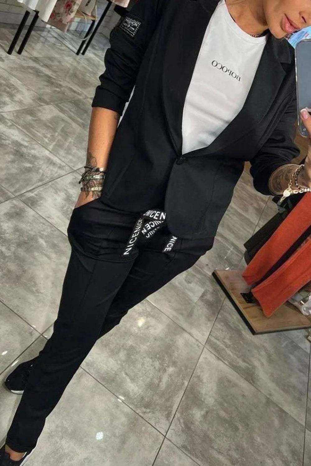 Dames Tweedelige Set – Beige Blazer en Broek met Comfortabele Pasvorm
