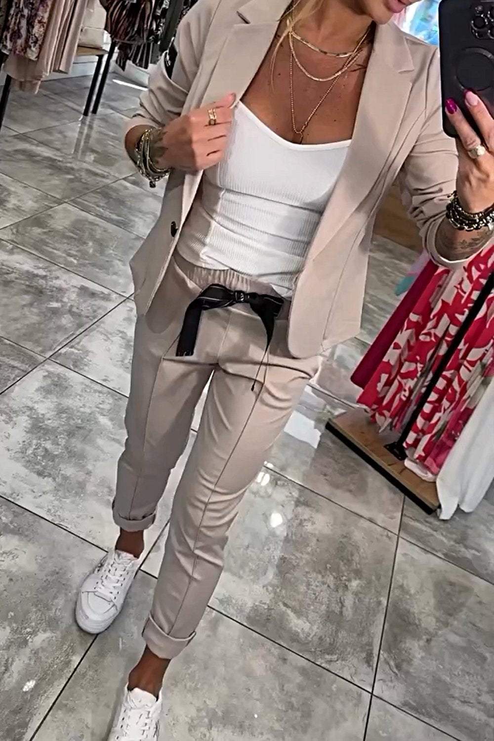 Dames Tweedelige Set – Beige Blazer en Broek met Comfortabele Pasvorm