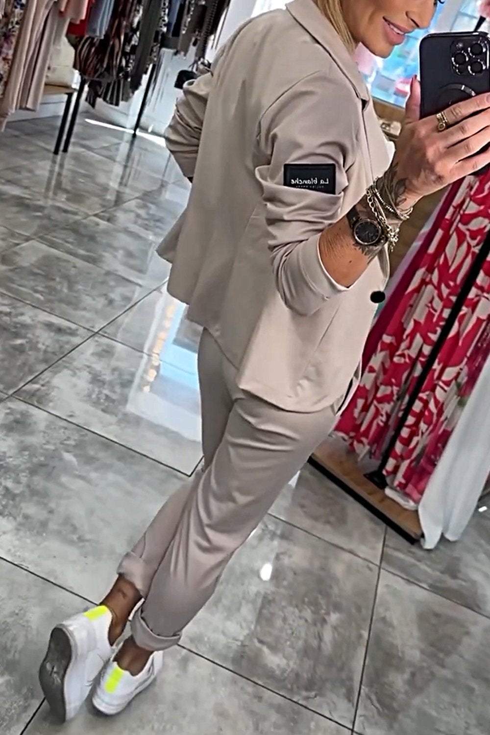 Dames Tweedelige Set – Beige Blazer en Broek met Comfortabele Pasvorm