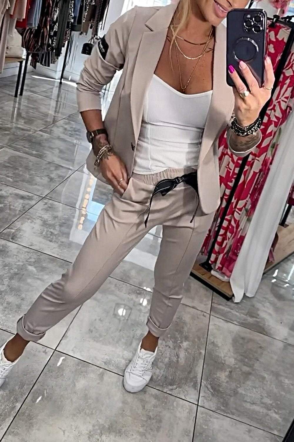 Dames Tweedelige Set – Beige Blazer en Broek met Comfortabele Pasvorm