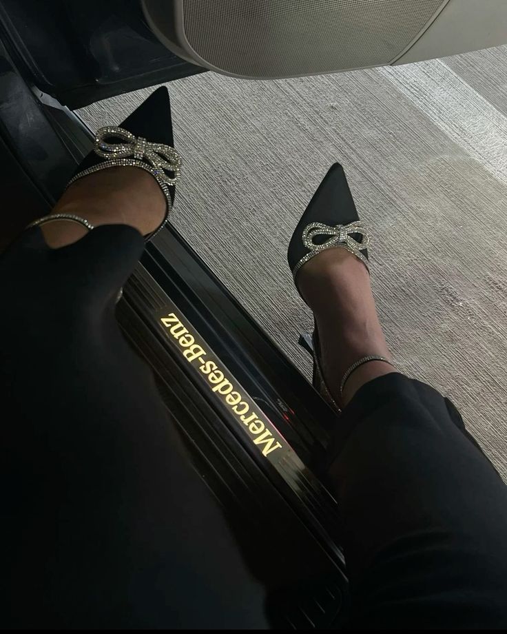 Nadia | Dames hakken met kristallen strik en wrap-around design