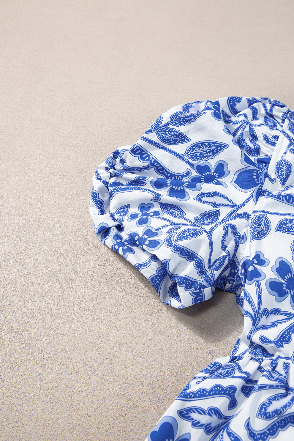 Paige | Damesjurk met Blauwe Bloemenprint en Gelaagde Pofmouwen voor een Romantische Look