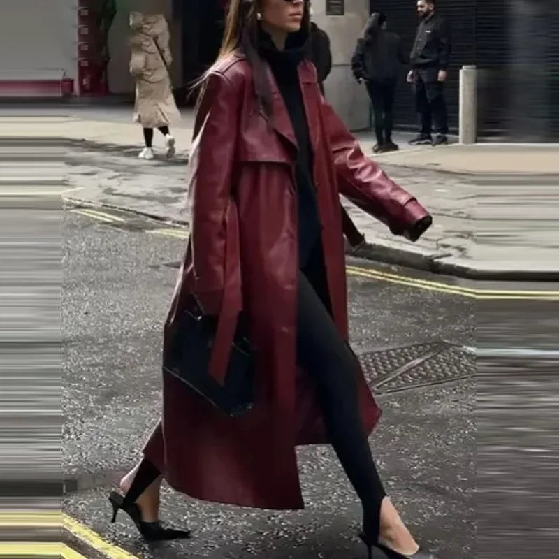 Dames Lange Jas – Bordeauxrode Faux Leather Coat met Retro Silhouet en Tailleceintuu