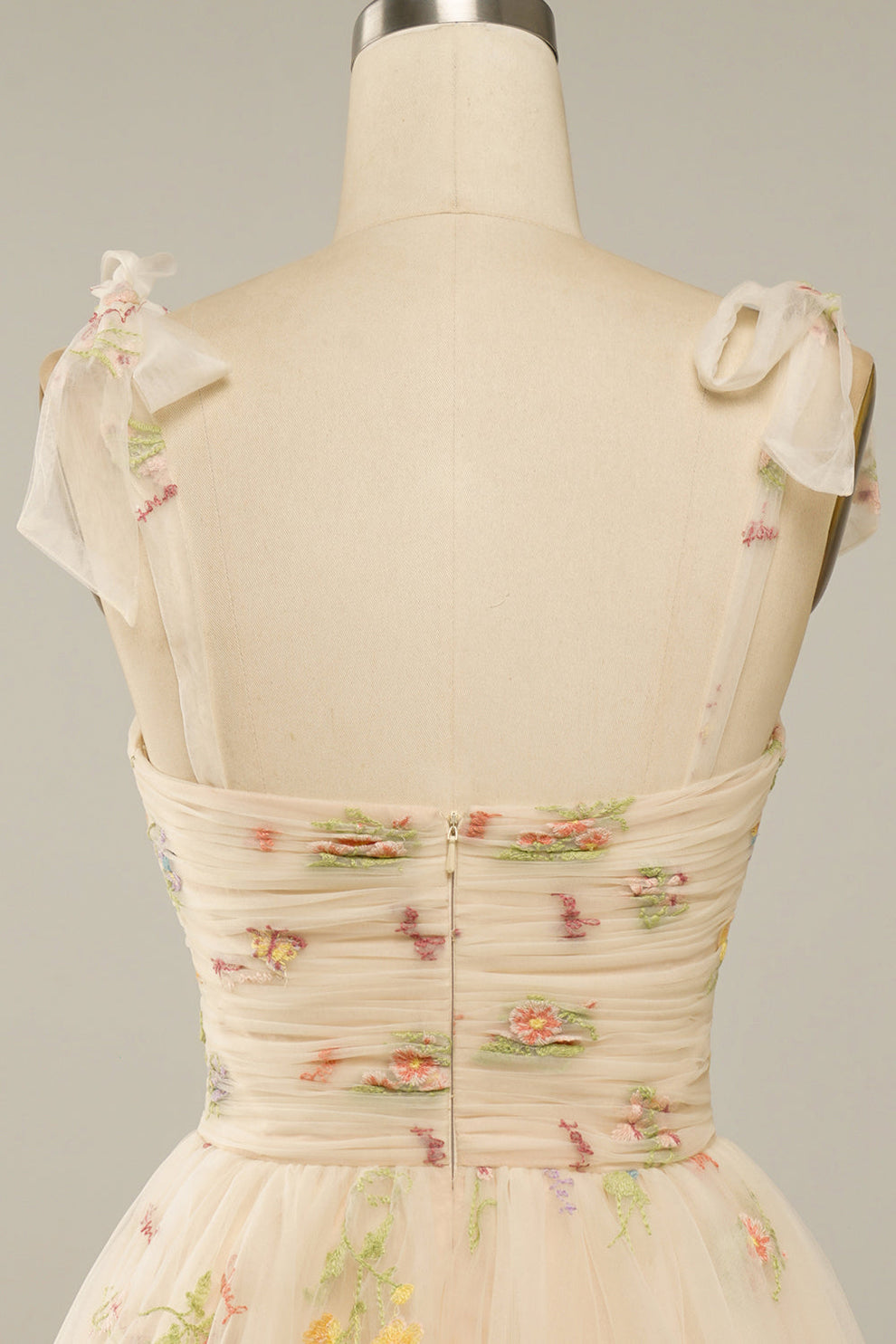 Suzy - Baljurk van tule met bloemenborduursel