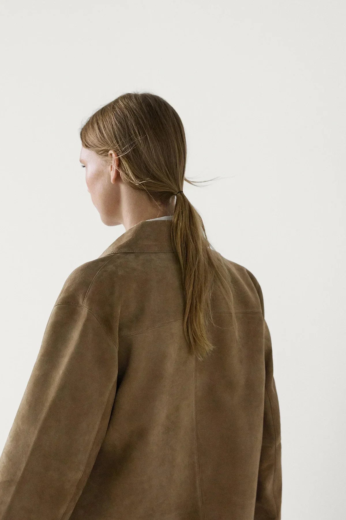 Getailleerd suede damesjasje | Kort jasje met klassieke kraag