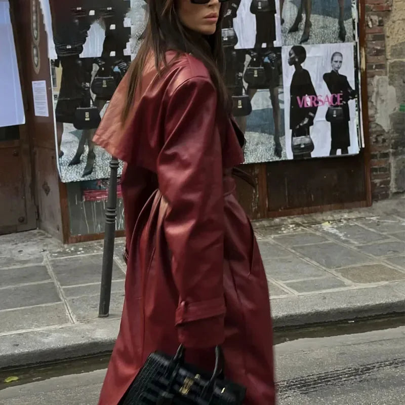 Dames Lange Jas – Bordeauxrode Faux Leather Coat met Retro Silhouet en Tailleceintuu