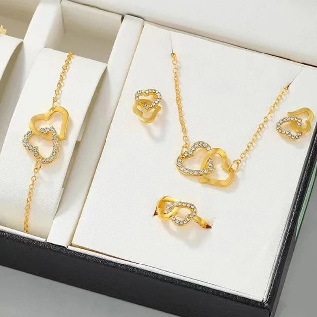 Babette | Gouden dames sieradenset met hartvormige details en strass – elegante en verfijnde uitstraling