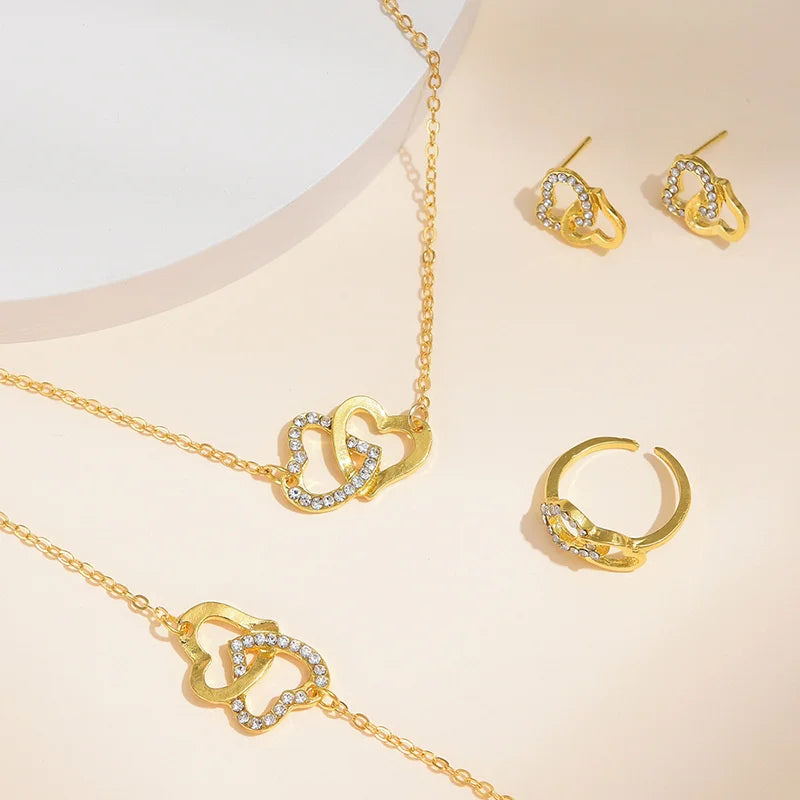 Babette | Gouden dames sieradenset met hartvormige details en strass – elegante en verfijnde uitstraling