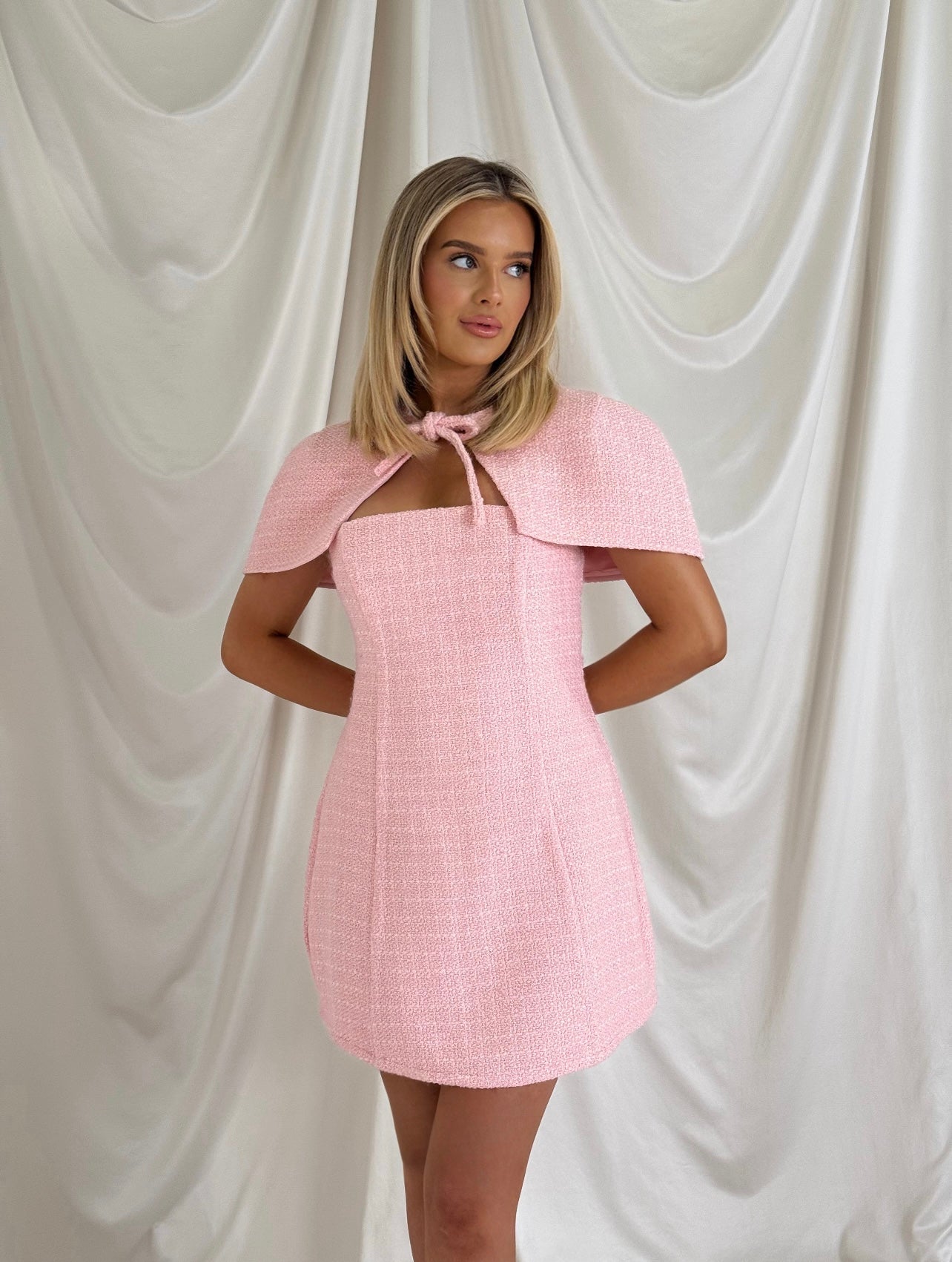ILANA– Straploze Mini-jurk van Gestructureerde Tweed met Cape voor Dames