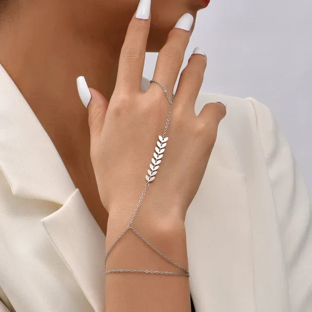Annemarie | Gouden dames hand chain armband – verfijnd ontwerp met handring voor een luxe uitstraling