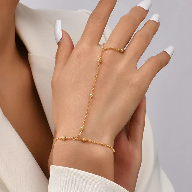 Annemarie | Gouden dames hand chain armband – verfijnd ontwerp met handring voor een luxe uitstraling