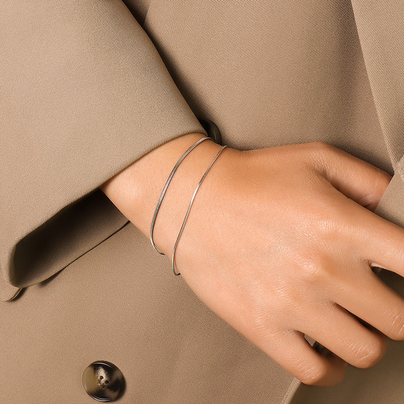 Bertha | Gouden dames dubbele armband – verfijnd ontwerp met slangenketting en glanzende afwerking