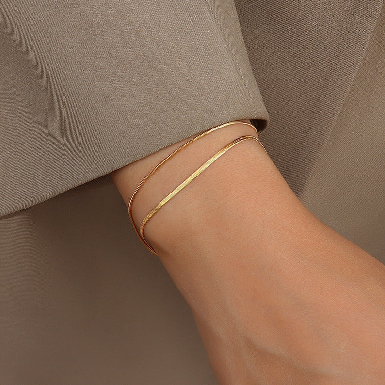 Bertha | Gouden dames dubbele armband – verfijnd ontwerp met slangenketting en glanzende afwerking