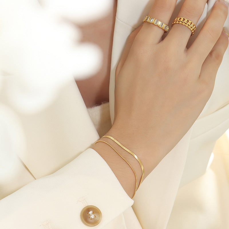 Bertha | Gouden dames dubbele armband – verfijnd ontwerp met slangenketting en glanzende afwerking