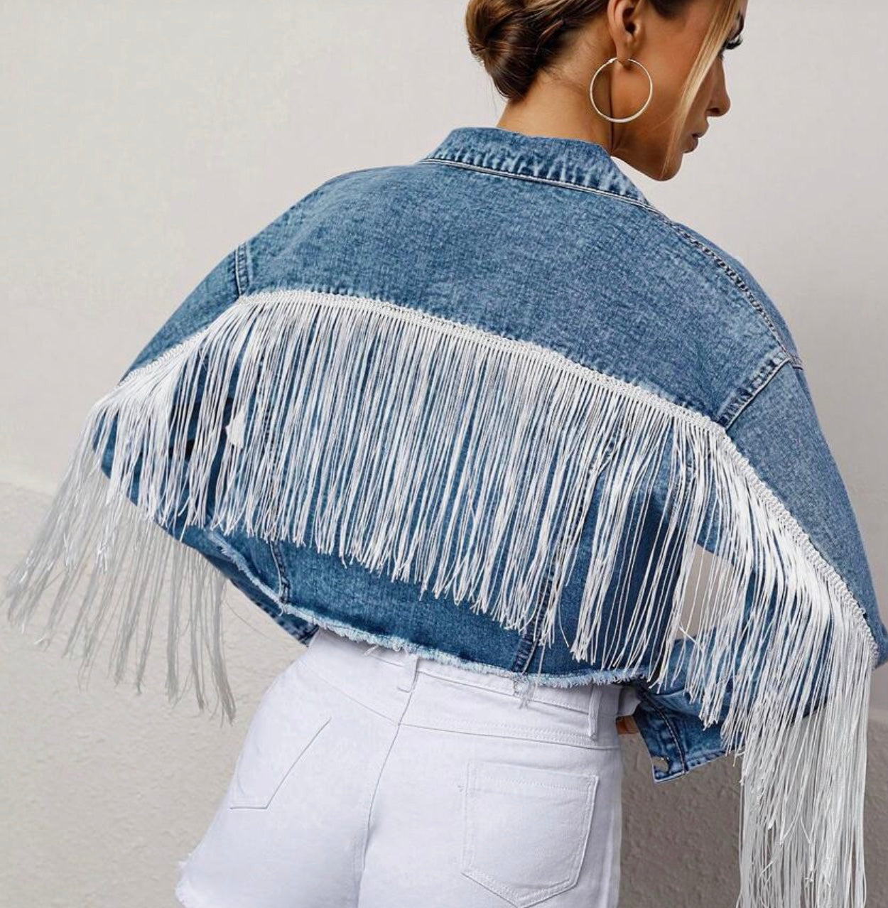 Dames denim jas met franjes – trendy spijkerjack in klassiek blauw en speels design