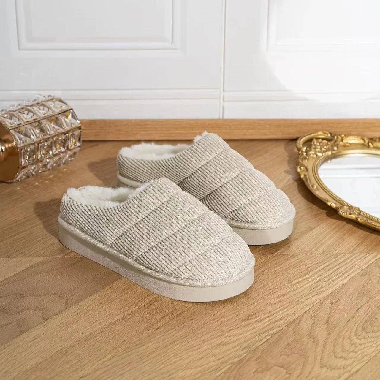 Dames Comfortabele Indoor Slippers – Zacht Fluweel, Effen Beige, Perfect voor Thuisgebruik