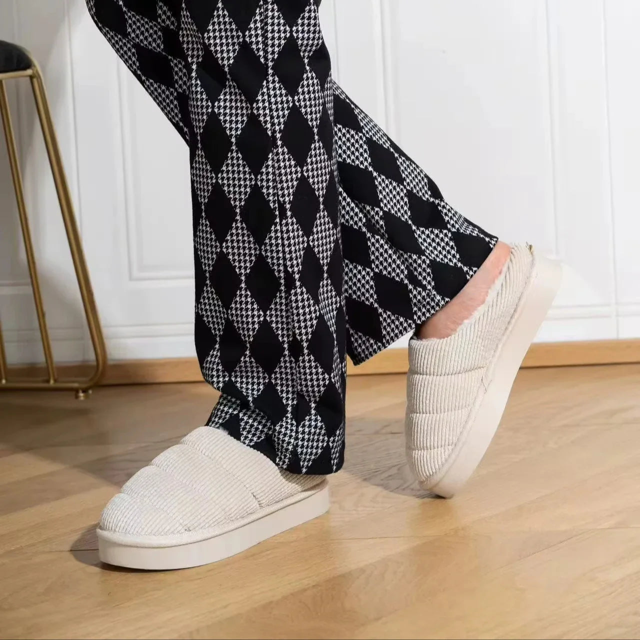 Dames Comfortabele Indoor Slippers – Zacht Fluweel, Effen Beige, Perfect voor Thuisgebruik