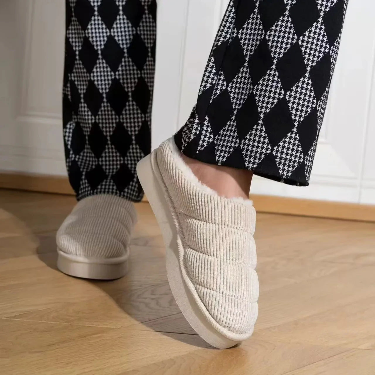 Dames Comfortabele Indoor Slippers – Zacht Fluweel, Effen Beige, Perfect voor Thuisgebruik