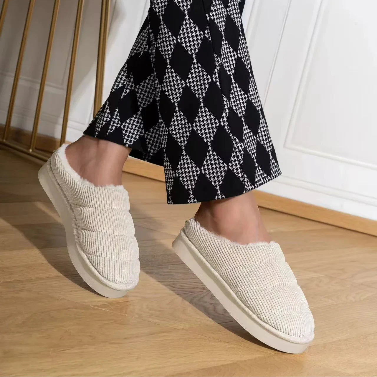 Dames Comfortabele Indoor Slippers – Zacht Fluweel, Effen Beige, Perfect voor Thuisgebruik