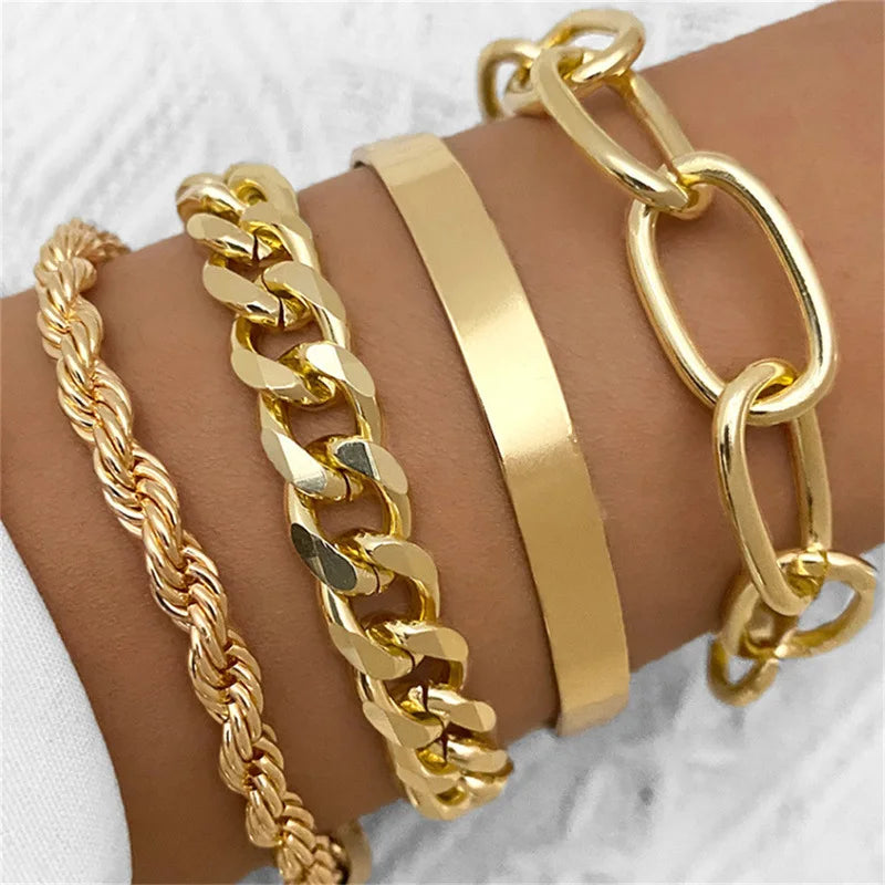 Alida | Goudkleurige damesarmbandenset met mix van tijdloze en moderne stijlelementen