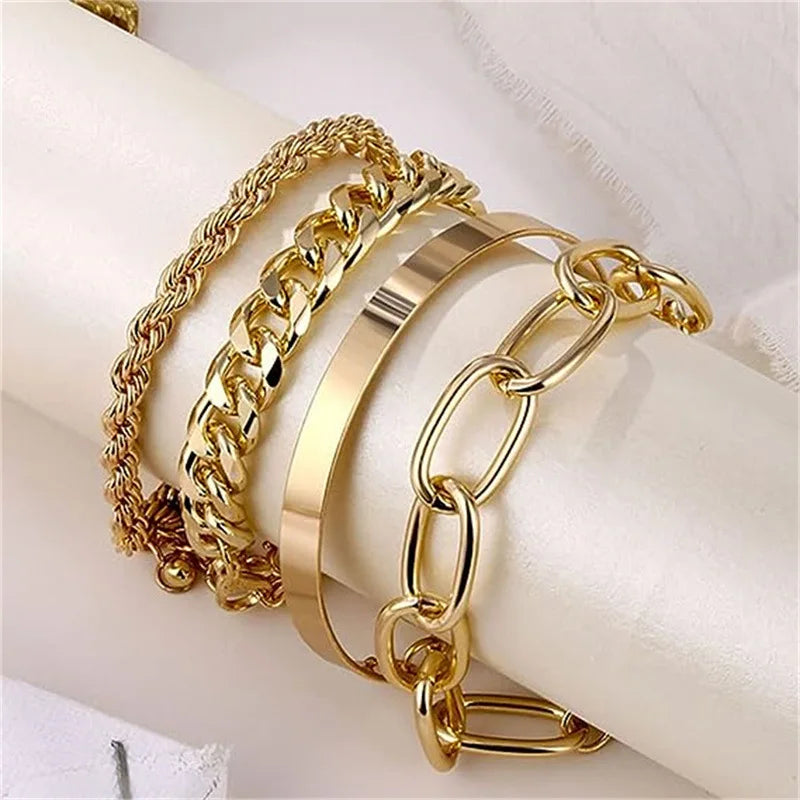 Alida | Goudkleurige damesarmbandenset met mix van tijdloze en moderne stijlelementen